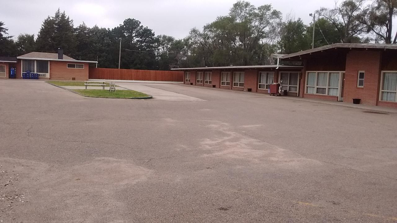 Cedar Inn McCook Exterior photo